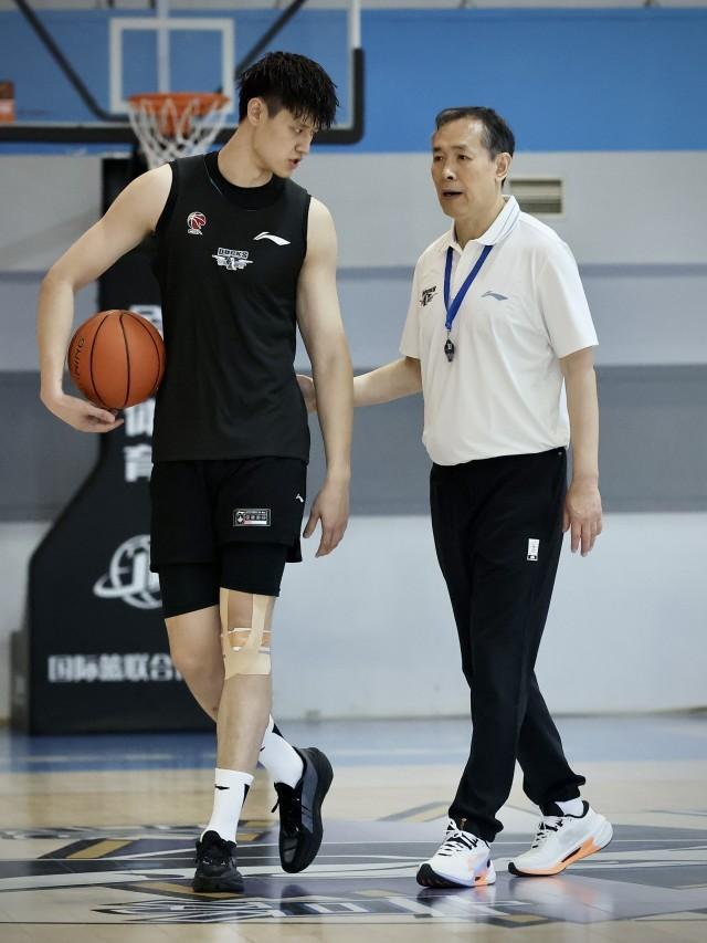 首钢男篮连续大动作！NBA首轮秀有望加盟，豪华教练团全力冲佳绩